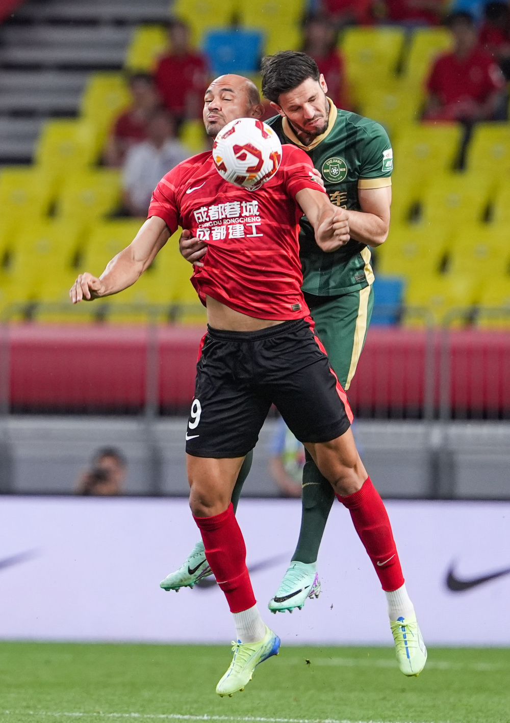 记者：缺席友谊赛，谢什科已经告诉队友们他将离队（记者：谢什科缺席友谊赛，已向队友表明将离队）