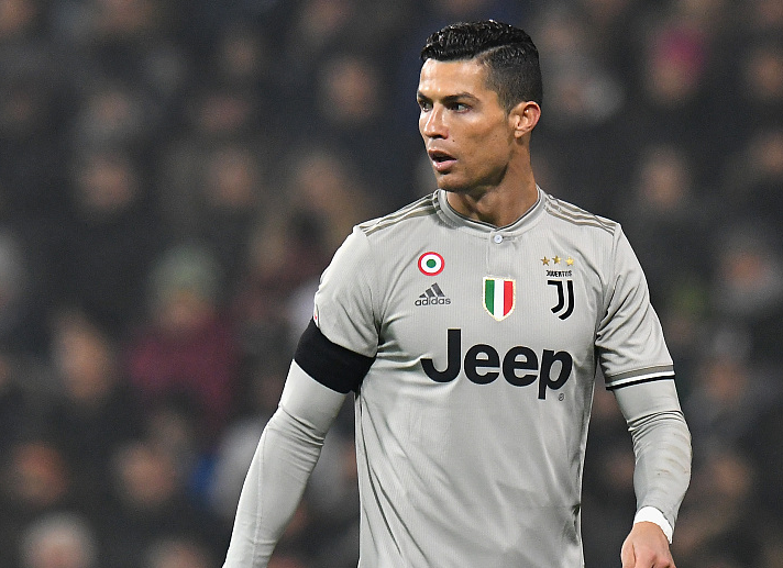 AC米兰在意大利杯负于拉齐奥，终结13场不败，放弃杯赛以专注意甲，凸显战略调整。（AC米兰意杯不敌拉齐奥，13场不败止步，舍杯专攻意甲显战略转向）