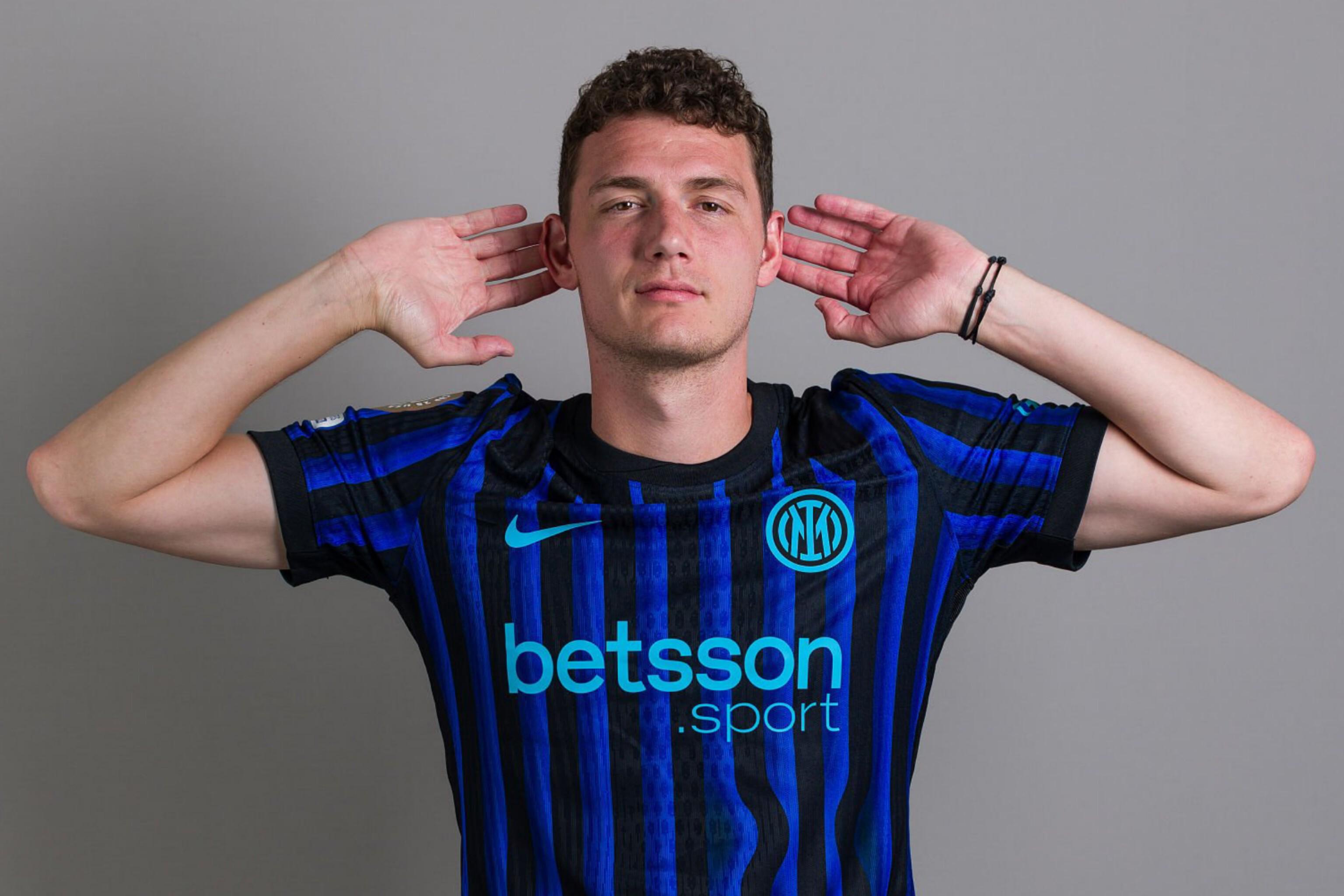 罗马诺：米兰和戴维没接触，球员经纪人否认所有冬窗离队传闻（罗马诺称：米兰与戴维无接触，球员经纪人驳斥全部冬窗离队传闻）